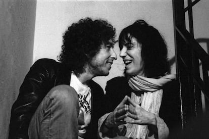 Bob Dylan e Patti Smith conversando em uma festa em Greenwich Village.