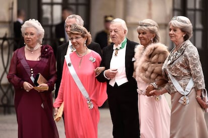 La princesa Christina, señora Magnuson, la princesa Birgitta de Suecia y la princesa Margaretha Mrs. Ambler asisten a la boda real de príncipe Carl Philip de Suecia y Sofía Hellqvist en el Palacio Real.