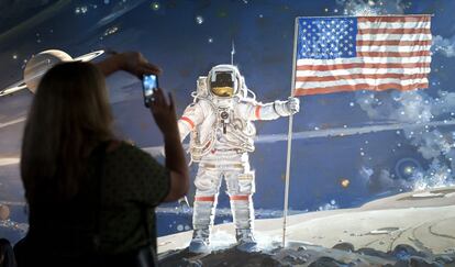 Una turista en el interior del Museo del Aire y del Espacio del Smithsonian tras ser reabierto al público 16 días después del cierre del Gobierno de EE UU.