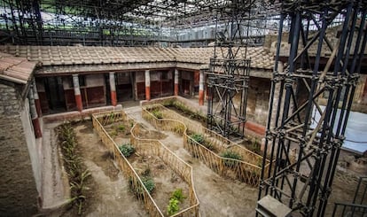 Vista del peristilo en el interior de la Casa de los Castos Amantes en Pompeya.