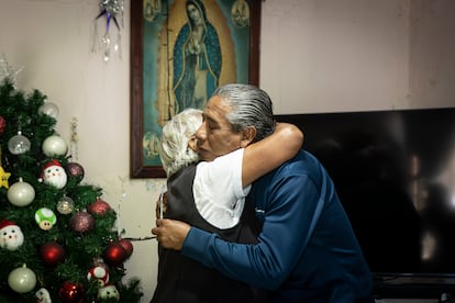 Entre las diversas peregrinaciones que salen de todos los estados, los peregrinos del Barrio de Santo Domingo, ubicado en el corazón de Puebla, recorren anualmente más de 130  kilómetros para llegar a la Basílica de Guadalupe. Los vecinos de este barrio han consolidado una familia alrededor de esta manda de fe que trasciende generaciones, pues José Roberto León 'El Meco', el más grande del barrio que ha caminado por El Paso de Cortés  por más de 40 años, acompaña a los más jóvenes que no llevan más de un año. Uno de los parajes más conocidos de las peregrinaciones es el Paso de Cortés, la brecha que existe entre los volcanes Popocatépetl e Iztaccíhuatl, más de 30 kilómetros de cerro, para cruzar de Puebla al Estado de México.