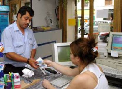 Un inmigrante ecuatoriano realiza un envio de dinero a su país desde una oficina de Madrid. EFE/Archivo