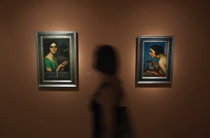 Dos obras de Julio Romero de Torres en la exposición.