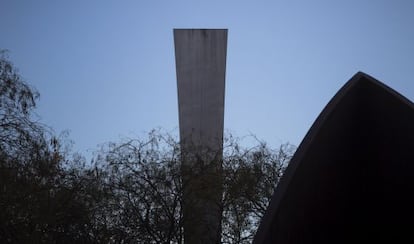 Escultura del artista Ellsworth Kelly en la Plaza General Moragas del barrio de la Sagrera.