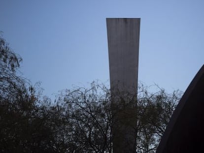 Escultura del artista Ellsworth Kelly en la Plaza General Moragas del barrio de la Sagrera.