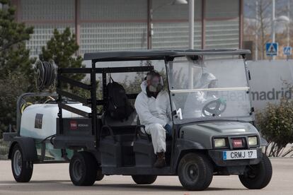 Operarios en la Ciudad deportiva del Real Madrid.