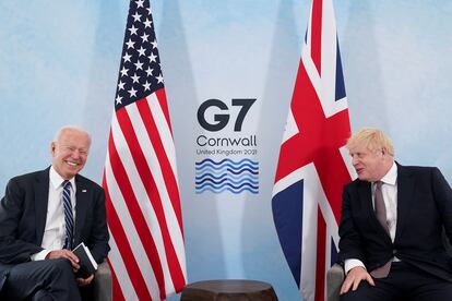 Joe Biden ríe junto a Boris Johnson en Carbis Bay, Cornualles, el 10 de junio de 2021.