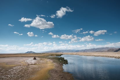 El río Desaguadero, contaminado por la actividad minera, afluente principal del prácticamente extinto lago Poopó.