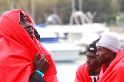 Alguno de los 20 inmigrantes subsaharianos a su llegada al puerto deportivo de Algeciras (Cádiz) después de que salvamento marítimo los rescatara en aguas del estrecho.