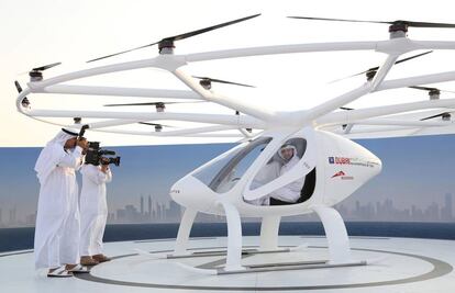 El prícnipe Sheikh Hamdan a bordo de este primer Taxi volador