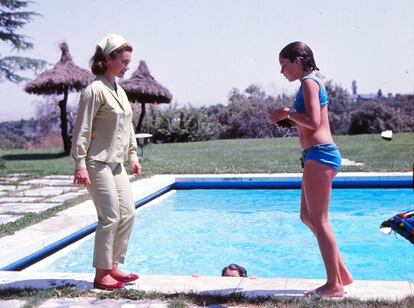 Linda Christian en su casa de La Moraleja con su hija Romina, en agosto de 1964.