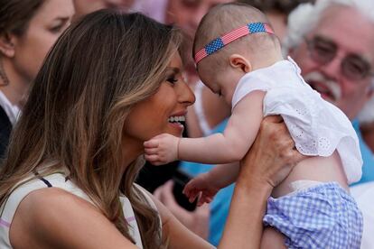 Quizás consciente de los crecientes rumores respecto al desapego de la exmodelo de origen esloveno por un puesto como primera dama por el que tampoco ha profesado públicamente una gran ambición personal, Melania ha intentado acercarse más a los ciudadanos y mostrar su cara más humana.