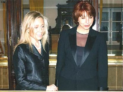 Marina Castaño (a la izquierda) y María Asunción Mateo, ayer en Padrón.