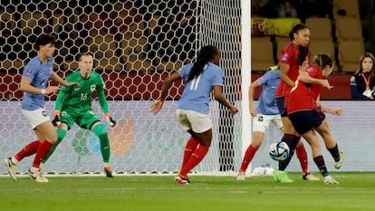 Mariona Caldentey anota el segundo gol de la selección española. 