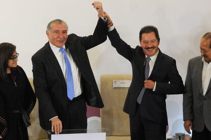 Ignacio Mier, coordinador de los diputados de Morena, y Adán Augusto López, secretario de Gobernación, durante la reunión plenaria.