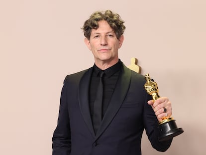 El director Jonathan Glazer, con el Oscar recibido por 'La zona de interés' como mejor película internacional, el 10 de marzo de 2024 en Los Ángeles, California.