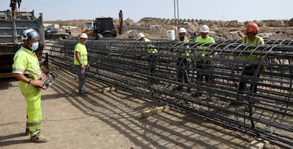 Un grupo de operarios trabaja en las obras del AVE en Níjar, Almería, en agosto de 2021.