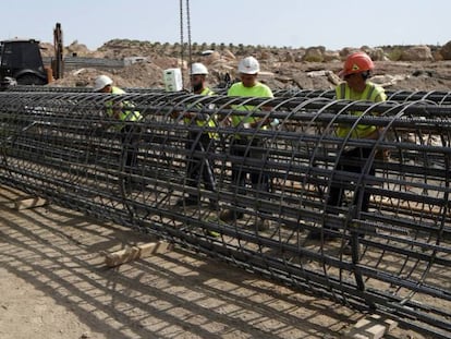 Un grupo de operarios trabaja en las obras del AVE en Níjar, Almería, en agosto de 2021.