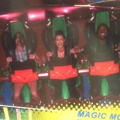 "¡Hoy la divertida Magic Mountain! Kendall gritando, Kanye riendo y yo llorando". Este es el mensaje que publicó Kim Kardashian en Instagram junto a esta foto en la que aparece con su hermana y su marido.