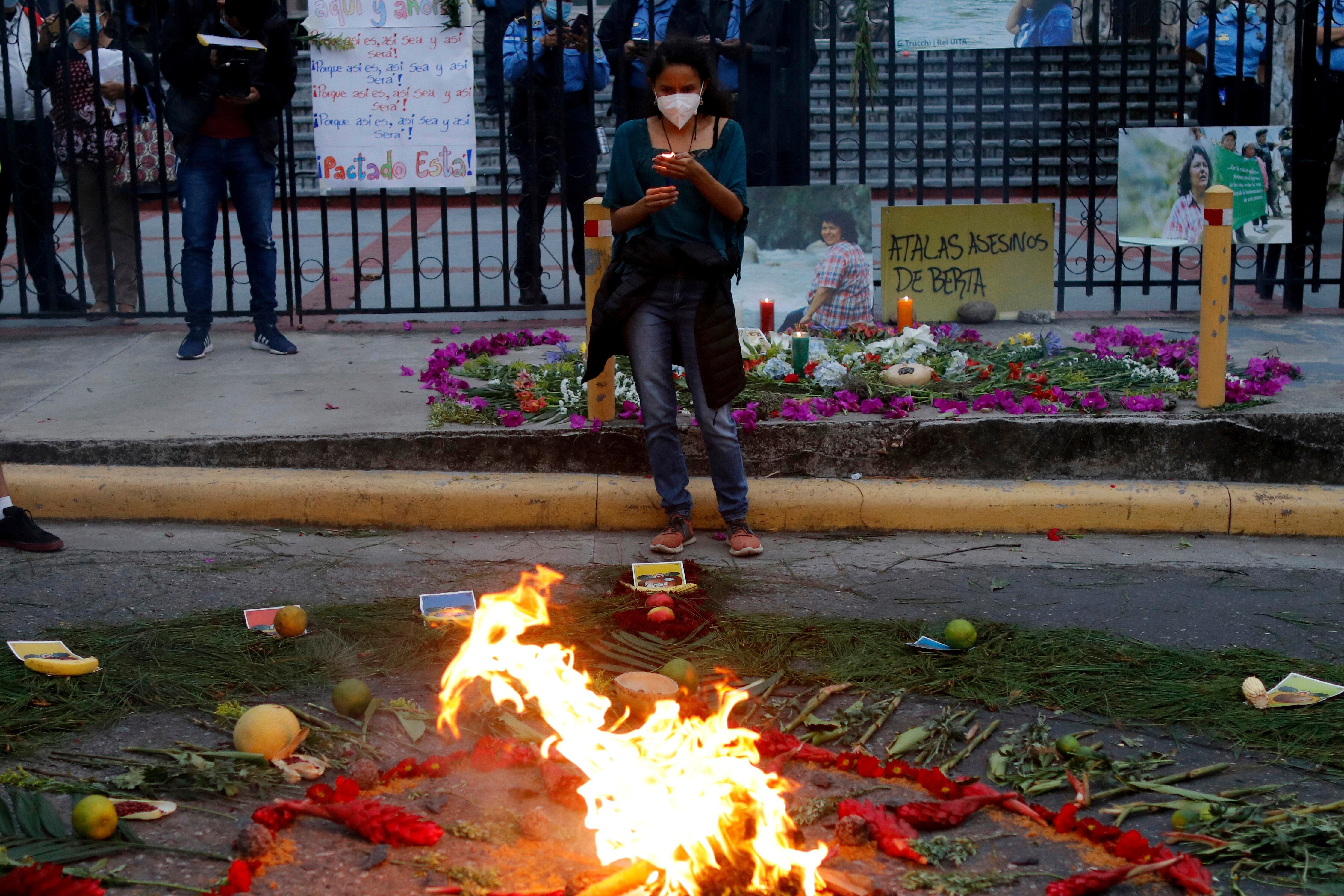 Berta Zúñiga participa en una ceremonia antes de un juicio contra uno de los asesinos de su madre, en abril de 2021.