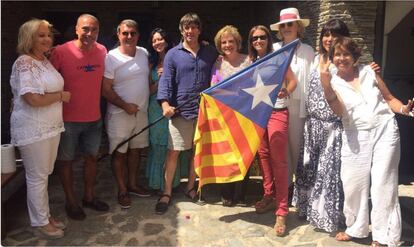 Puigdemont amb la seva dona en un dinar a Cadaquès, a casa de la periodista Pilar Rahola, amb altres convidats com Joan Laporta.