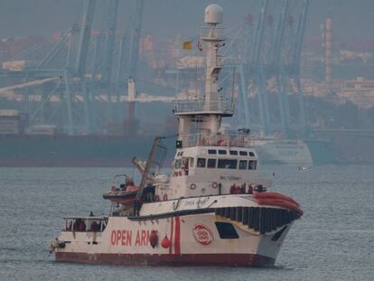 The ship of Spanish NGO Proactiva Open Arms arrives in the southern Spanish port of Algeciras in Campamento near San Roque, with 311 migrants on board,on December 28, 2018. - The Spanish NGO Proactiva Open Arms' ship which rescued 311 migrants in distress off Libya docked in Spain today after roaming the Mediterranean for days. (Photo by JORGE GUERRERO / AFP)