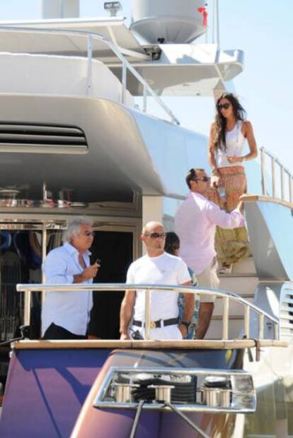 Briatore en el barco que le requisaron.