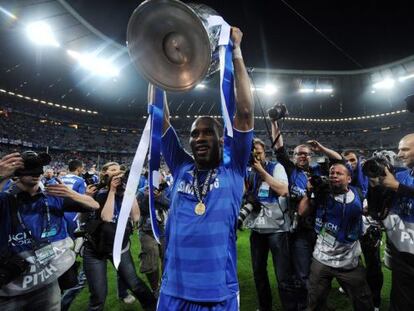Drogba levanta el trofeo de la Champions.