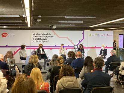 La directora del Aeropuerto de Barcelona, Sonia Corrochano, la presidenta de TMB, Laia Bonet, la presidenta de FGC, Marta Subirà, y la directora de Rodalies Renfe, Mayte Castillo, en un debate