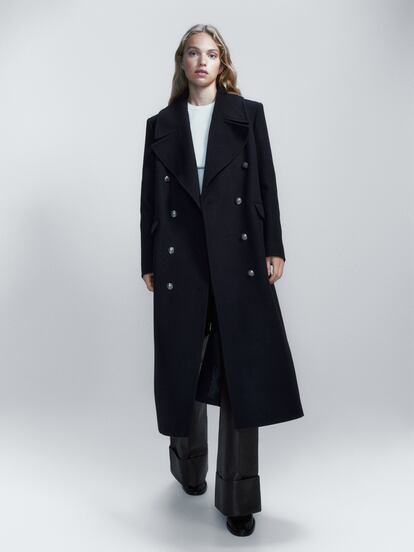 Este abrigo largo, con botones metálicos y de inspiración marinero le dará clase a tus looks como por arte de magia. Es de Massimo Dutti.

249€