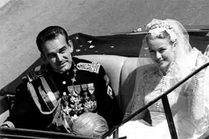 Raniero y Grace se casaron el 19 de abril de 1956 en la Catedral de San Nicolás (Mónaco). El 23 de enero de 1957 nació la Princesa Carolina; un año después nacía el príncipe Alberto, el heredero al trono; y en marzo de 1965 llegaba al mundo la menor de la familia, la princesa Estefanía.