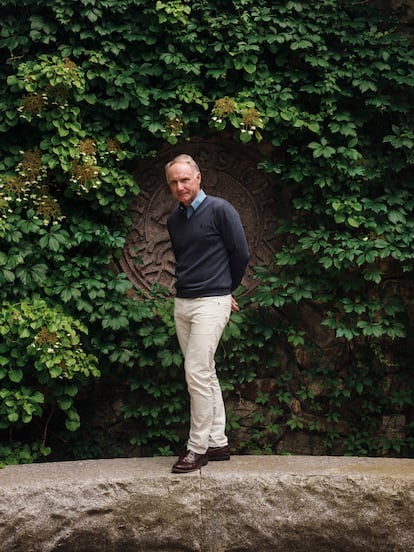 El escritor, que presentará su nuevo libro en Praga, donde transcurre la historia, posa en el jardín de su casa.
