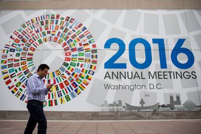 Mural anunciando la reuni&oacute;n anual del FMI en Washington.