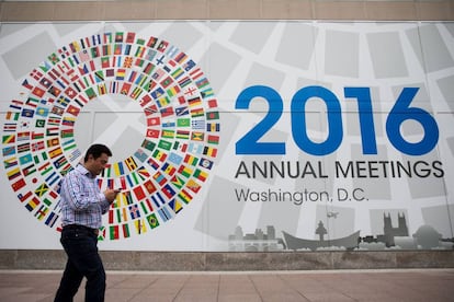 Mural anunciando la reuni&oacute;n anual del FMI en Washington.