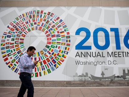 Mural anunciando la reuni&oacute;n anual del FMI en Washington.