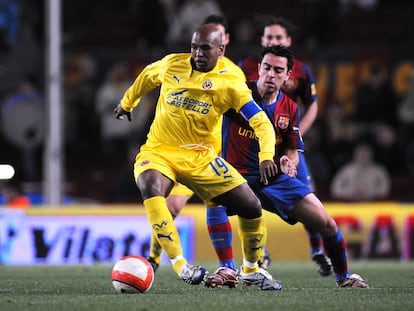 BARCELONA, SPAIN - MARCH 09: Marcos Senna of Villarreal controls the ball under pressure of Xavi of Barcelona during the La Liga match between Barcelona and Villarreal at the Camp Nou on March 9, 2008 in Barcelona, Spain. (Photo by Etsuo Hara/Getty Images)