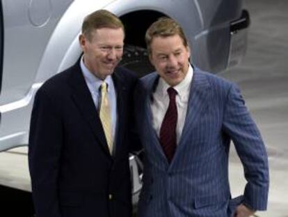 El presidente y director general de Ford, Alan Mulally (izda), posa este martes junto al presidente ejecutivo, William Clay Ford Jr., durante la presentación del nuevo Atlas en el Salón Internacional de Motor de Norteamérica (NAIAS), en el centro Cobo de Detroit (EE.UU..