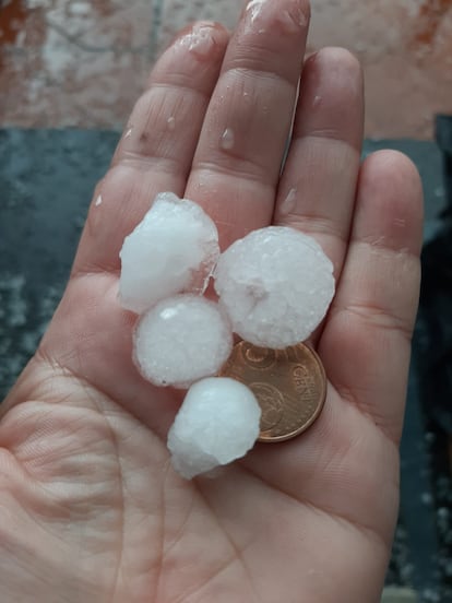 Granizo caído en Getafe la tarde de este lunes.