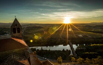 Vista sobre el atardecer y el Ebro desde la Iglesia de Santa María la Mayor, en San Vicente de La Sonsierra.