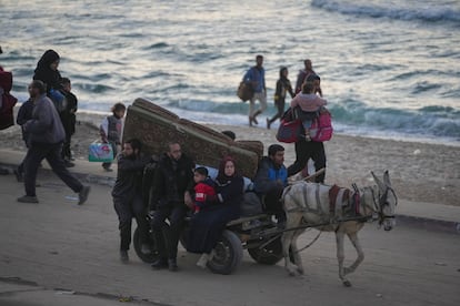 Familias gazatíes durante su regreso al norte de Gaza. 