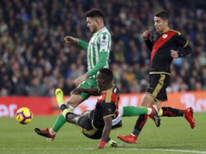 Un penalti tras la consulta con el VAR y un golazo de Sidnei acaban con un combativo Rayo