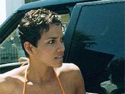 Halle Berry, en un momento del rodaje de <i>Muere otro día.</i>