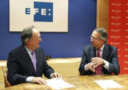 El presidente de la Agencia Efe, José Antonio Vera (d), y el director del área de Proyectos Corporativos y de Coordinación de Santander Universidades, José Manuel Moreno (i), conversan durante la firma de un acuerdo de colaboración que permitirá poner en marcha un programa internacional de becas de formación para estudiantes de siete países de América Latina, Portugal y Estados Unidos.