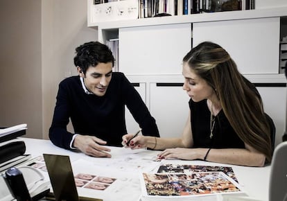 Gabriel Suárez, director creativo de la firma joyera, y Sandra Rojo, diseñadora sénior.