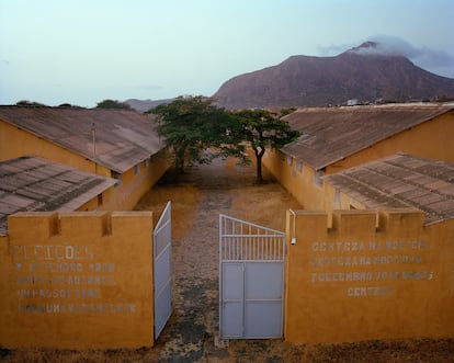 Entrada al campo de concentración Tarrafal, Isla de Santiago (Cabo Verde), utilizado por la dictadura portuguesa en dos fases, de 1936 a
1954 y de 1962 a 1974.