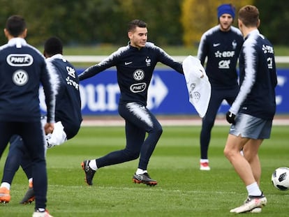 Lucas Hernández, en un entrenamiento de Francia.