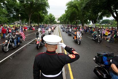 El marine estadounidense Tim Chambers saluda a los participantes de la Rolling Thunder.