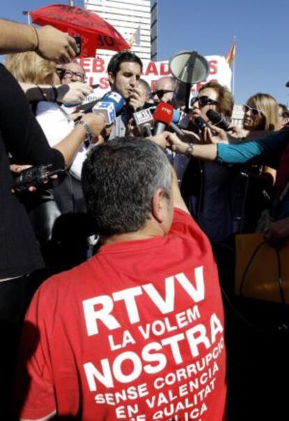 El presidente de la Unió de Periodistes Valencians, Sergi Pitarch, durante la protesta contra el cierre de RTVV.