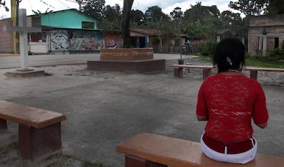 Nancy, una de las mujeres encarceladas por abortar que han sido entrevistadas en este reportaje, relata su historia en la plaza de su pequeño pueblo.