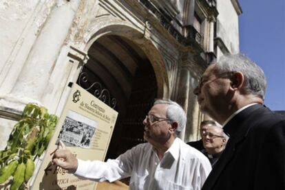 El enviado del Vaticano, Dominique Mamberti (derecha), visita un convento de La Habana.